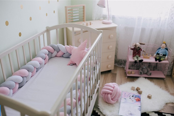 布置婴儿床注意 四面向，打造安全睡眠环境