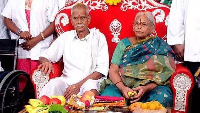 印度74岁奶奶诞下双胞胎