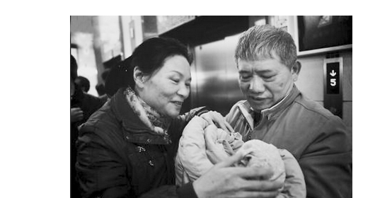 吴木香夫妇抱着刚出生的女儿