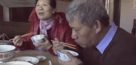 吴木香夫妇在吃饭