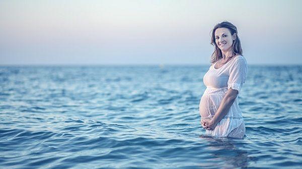 游泳可以刺激宝宝转变体位