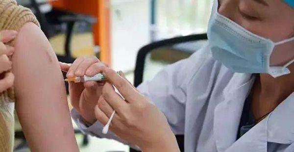 正在深圳接种hpv疫苗的女性