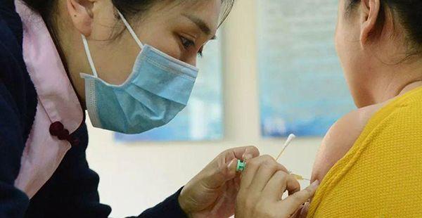 在南昌社区接种疫苗的女性
