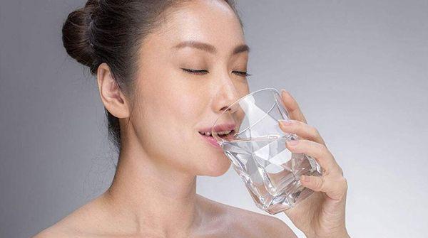 正在喝水的女性