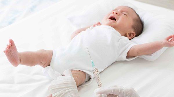 接种疫苗时要安抚宝宝情绪