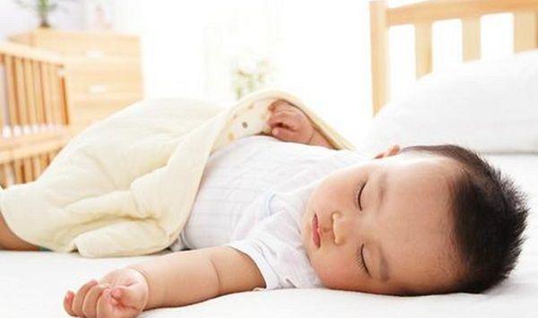 给宝宝采用正确的睡姿十分重要