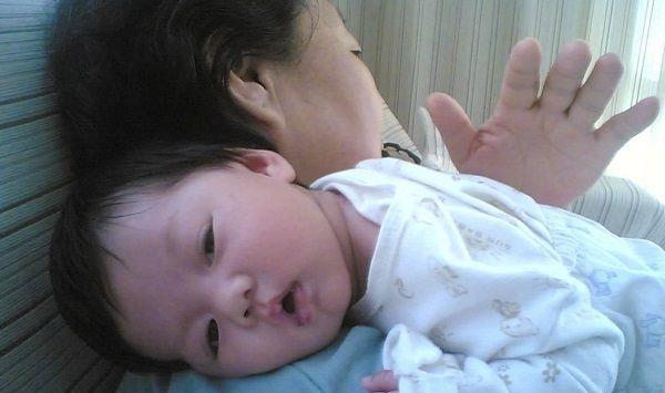 宝宝呛奶可能会造成吸入性肺炎