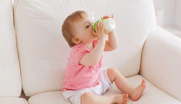 宝宝呛奶后要及时应对以减小伤害
