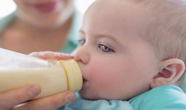 宝宝呛奶的原因有很多
