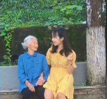 85岁奶奶和孙女拍毕业照