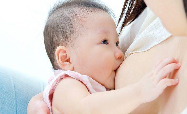母乳喂养要让孩子含住乳头以及乳晕的大部分