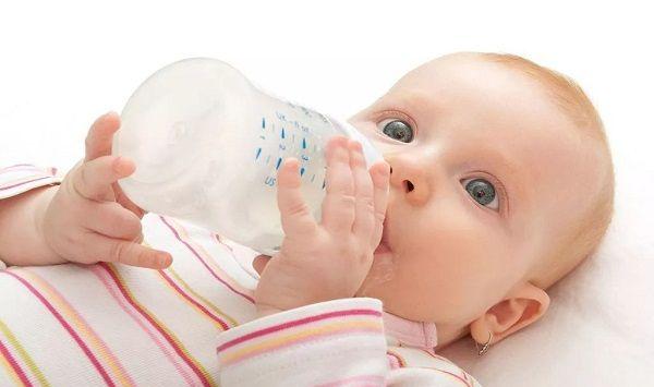 适当的护理可减少宝宝吐奶