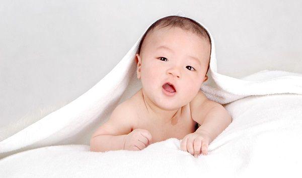 给宝宝喂奶时要避免咽入大量空气
