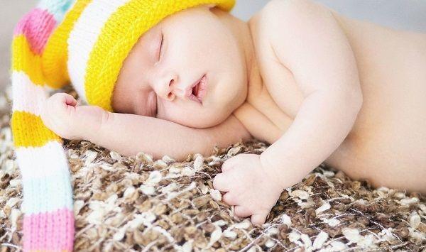 侧睡目前最多专家建议父母给宝宝实行的睡眠姿势