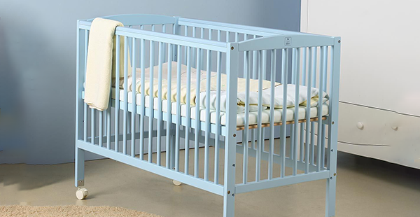 蓝色婴儿床