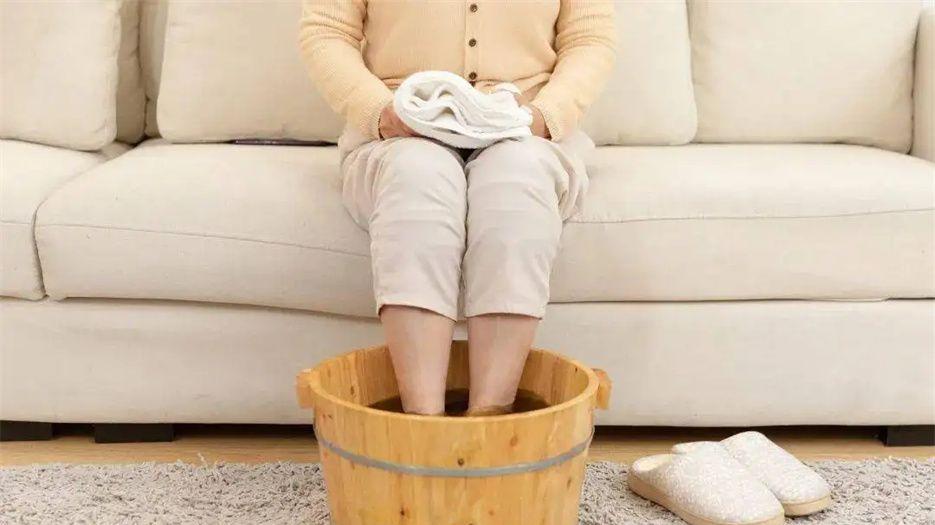 热水泡脚.jpg