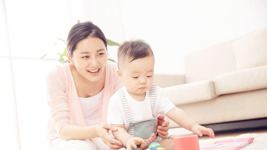 小孩发烧要不要去看医生？要，但小孩发烧尽量不要马上看医生.jpg