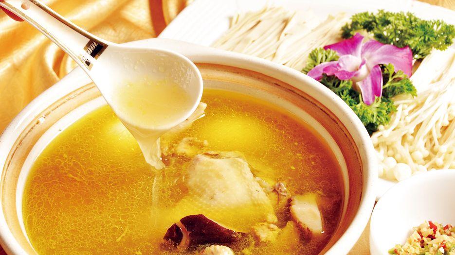 鸡汤怎么炖好喝又营养补血？补血的鸡汤炖法解读.jpg
