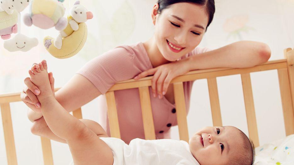 婴儿吐奶严重往外喷奶怎么办？婴儿吐奶解决办法分享.jpg