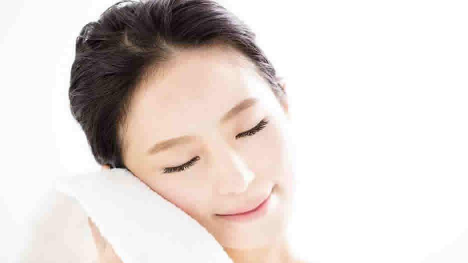 用冰毛巾敷脸.jpg
