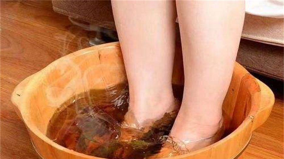 温水泡脚.jpeg