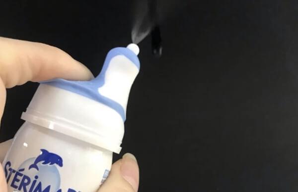 给孩子用生理盐水可以清洁鼻腔