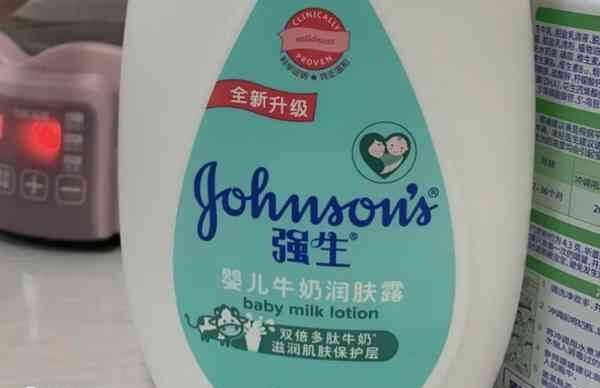 洗完澡后应该给宝宝擦润肤乳