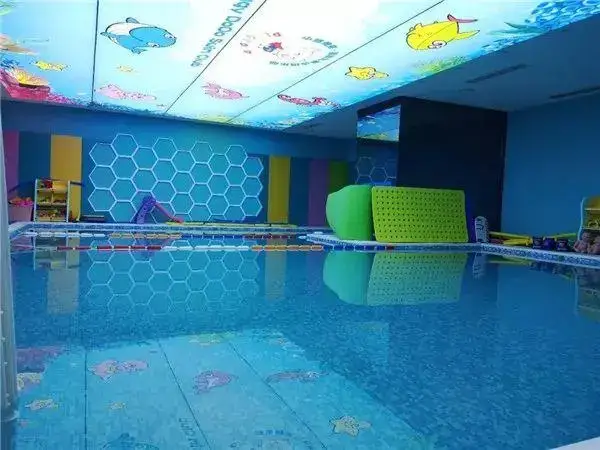 婴儿游泳需注意控制好室温和水温