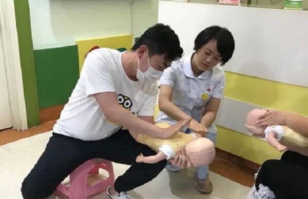 小孩吞异物大人可以采用海姆立克法急救
