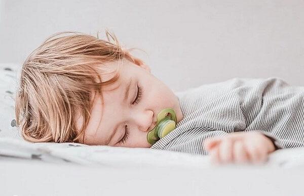 每天保持充足的睡眠有利于生长激素等分泌