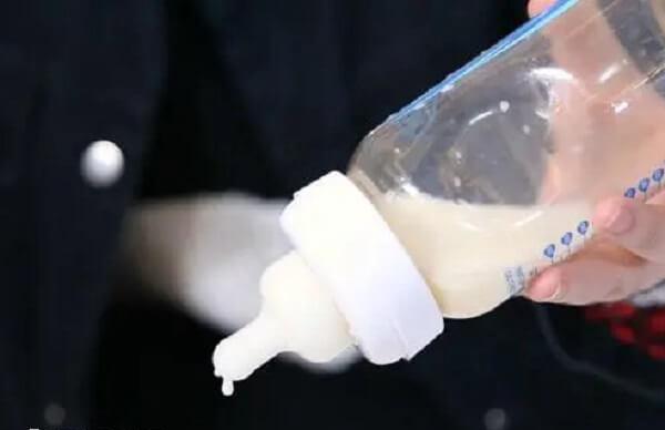 给宝宝喂奶瓶的正确姿势是将宝宝自然地斜抱在自己怀里