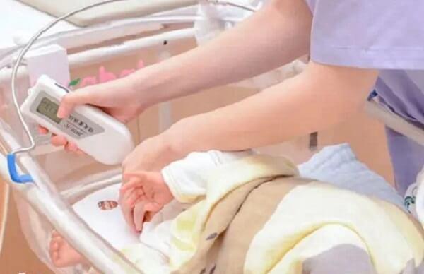 对于早产或出生时低体重的宝宝国际上推荐母乳加母乳强化剂喂养