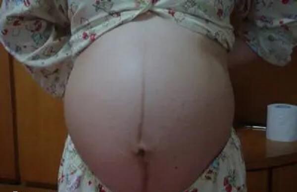 怀女孩肚子最下方的弧线是倒梯形