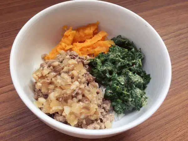 建议让宝宝自己吃饭