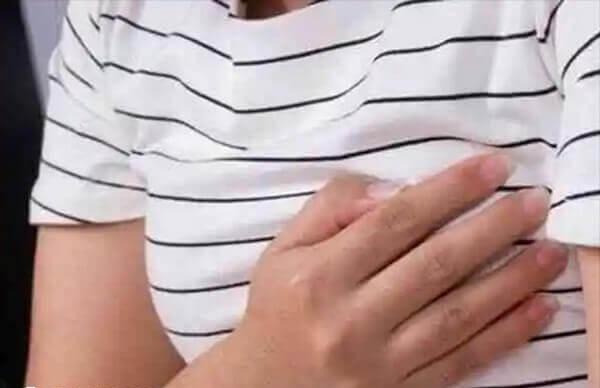 胸部隐隐作痛要及时就医
