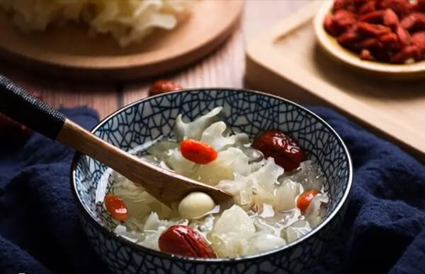 银耳红枣汤是一道古老的滋补食品