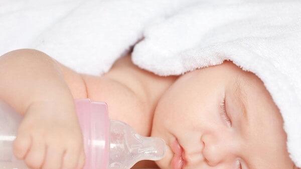 装母乳的制品最好不要选用金属制造的