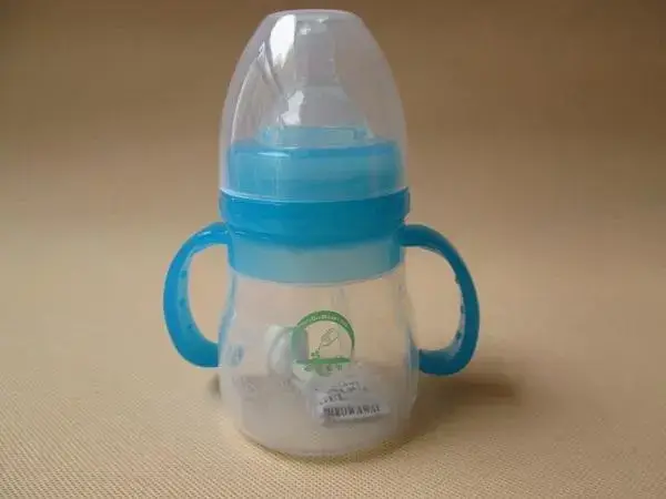 宝宝奶瓶要注意定期清洁和消毒