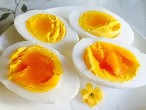鹅蛋的蛋黄含有丰富的磷脂