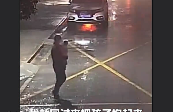 好心人抱起婴儿