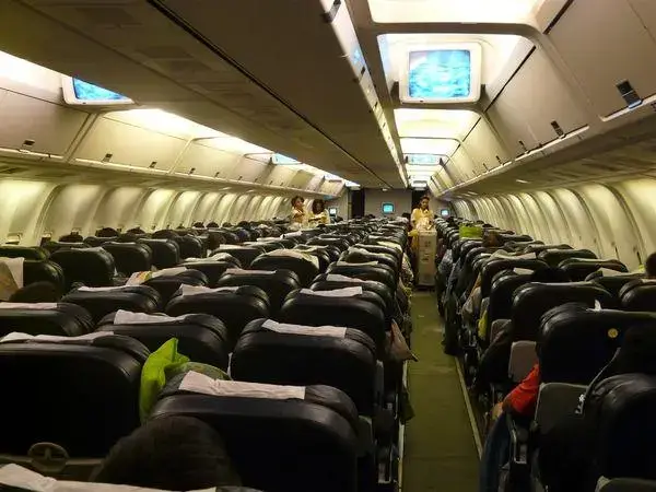 孕妇坐飞机要注意系安全带