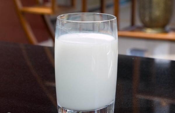 乳汁变化是哺乳期判断怀孕的方法之一