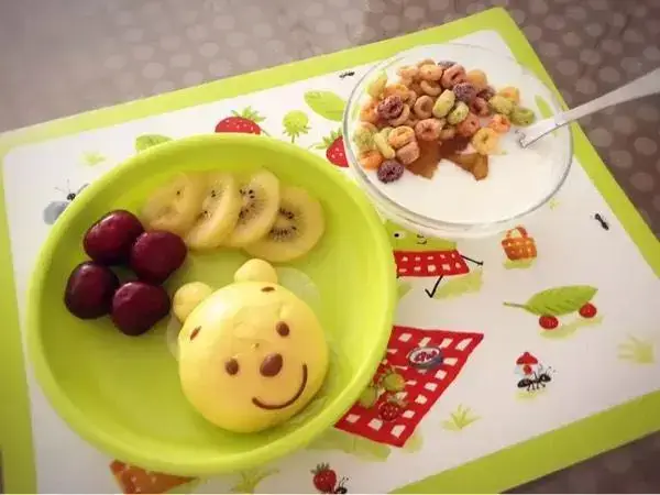 从少到多添加辅食让宝宝逐渐适应