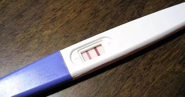 验孕棒检测可能会出现颜色变浅的情况