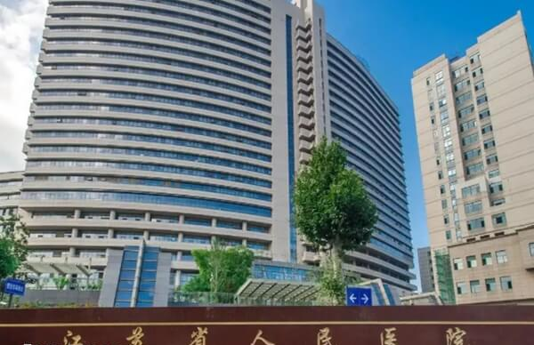 吴畏是江苏省人民医院生殖医学中心的主任医师