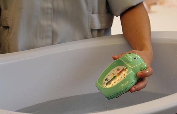 脚气发作的患者建议每天要用温水洗脚