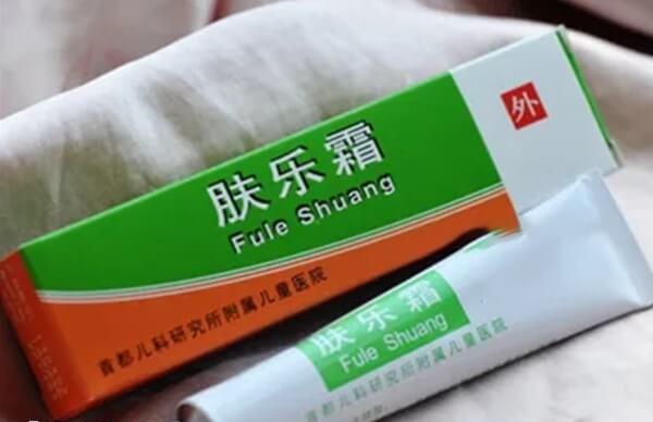 使用婴儿湿疹药膏要注意涂抹量