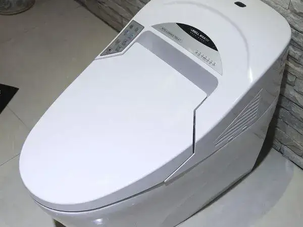 建议宝宝不要过早使用坐便器