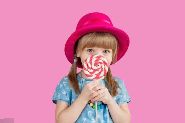 要想解决孩子爱吃糖的问题 首先要知道其原因