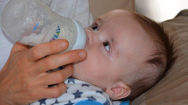宝宝不吃奶并非厌食症，出现这4个症状家长要警惕